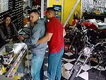 Off Duty Cop Is Robbed In A Bike Shop Decides To Fight Back
