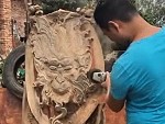 Wood Carver Makes It Look Way Too Easy
